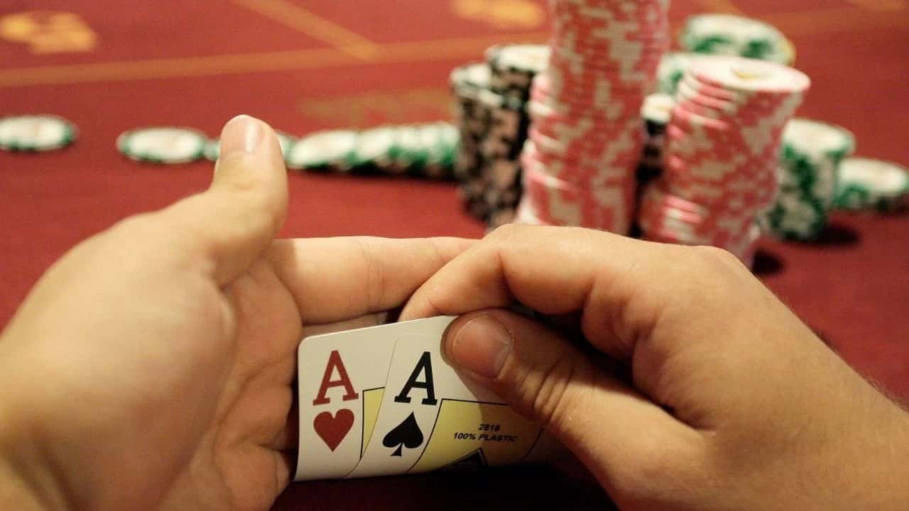 Salihli’de kahvehaneye kumar baskını 