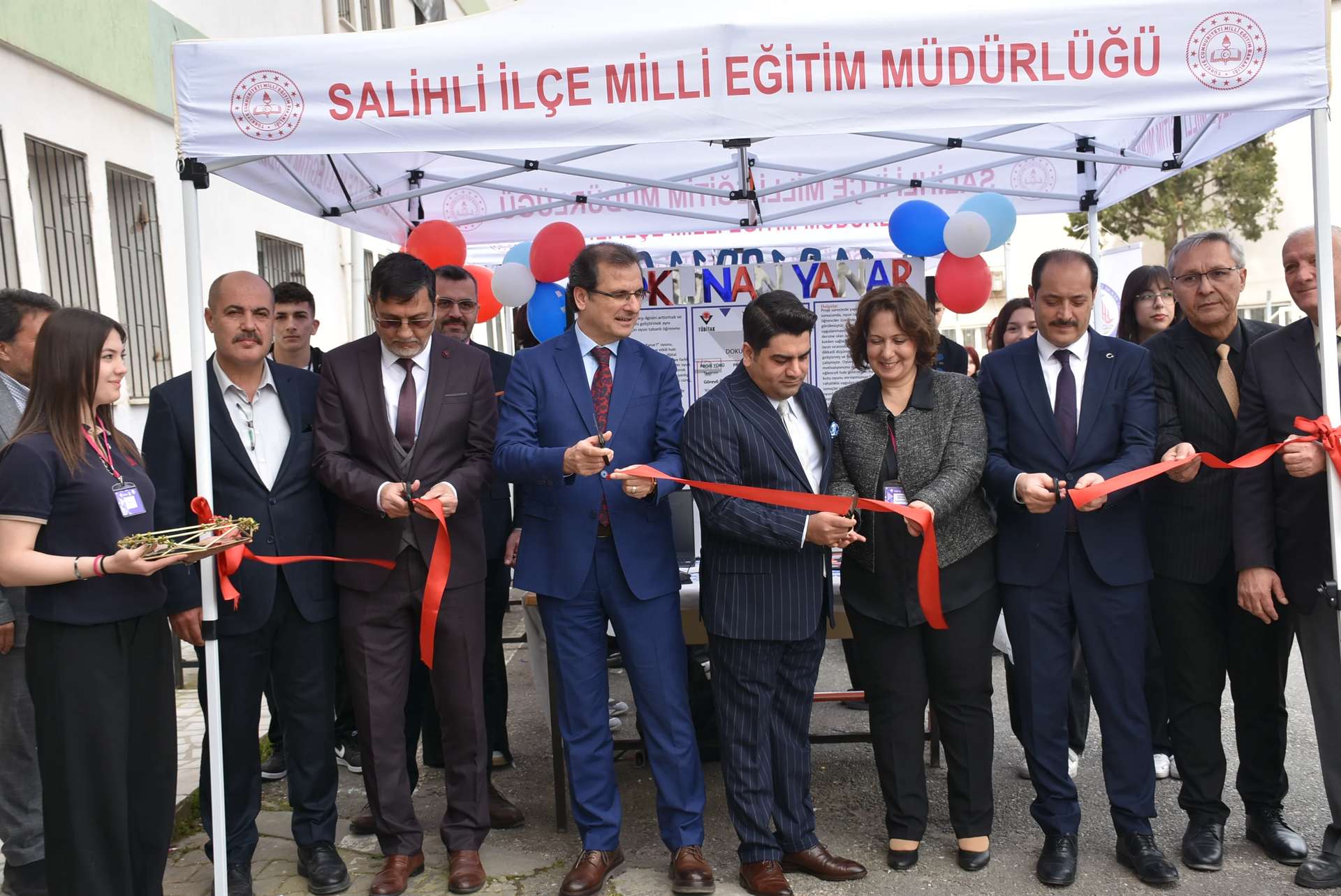 Salihli’de TÜBİTAK 4006 Bilim Fuarı açıldı