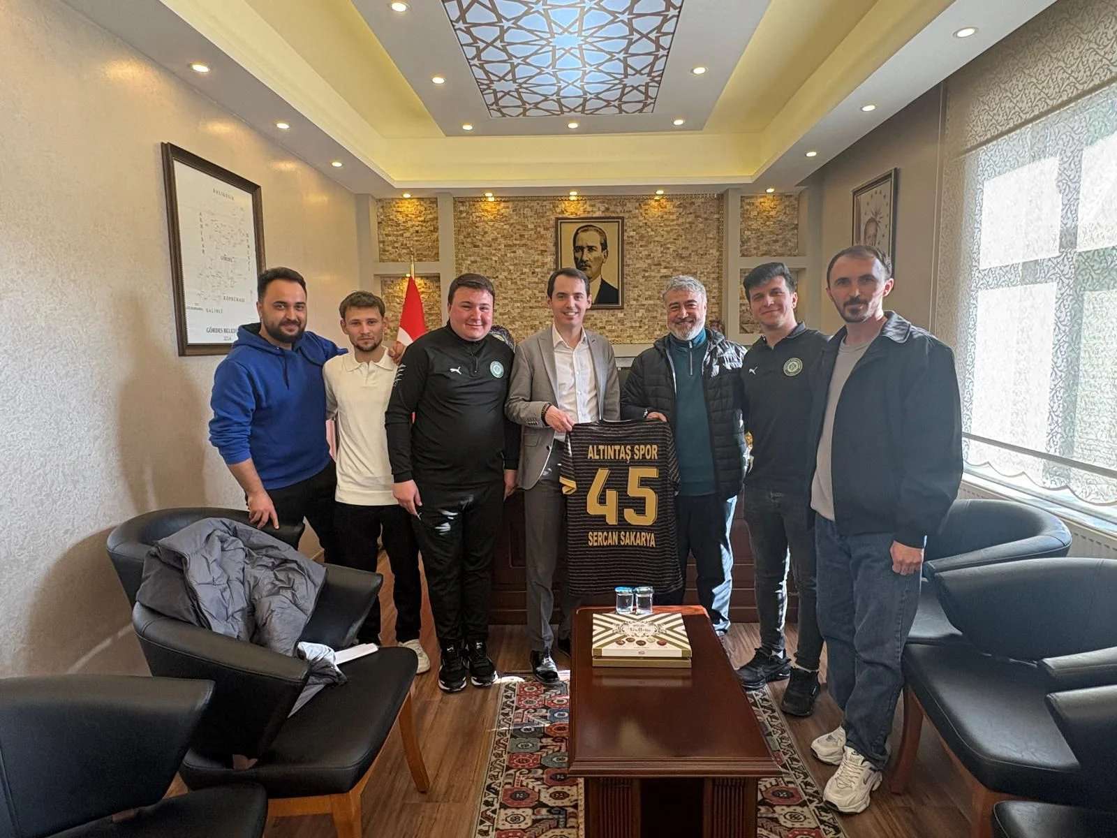 Altıntaşspor Yönetici Ve Futbolcuları Kaymakamı Ziyaret Etti