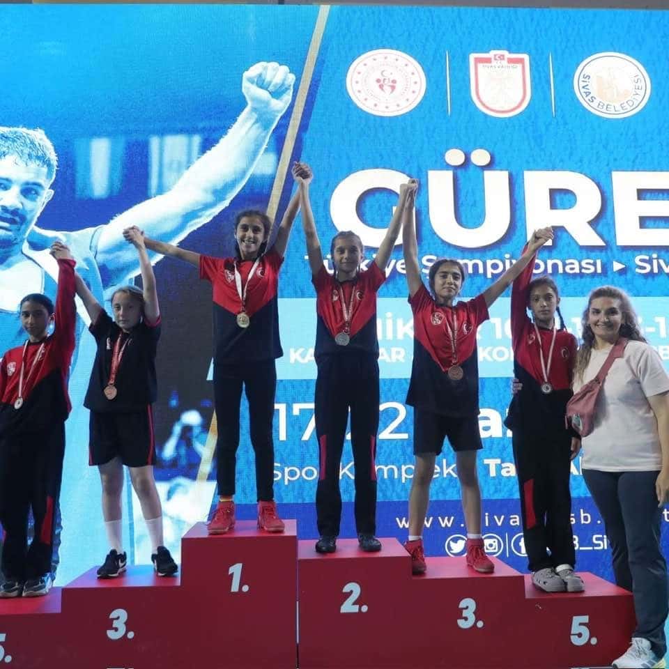 Manisalı Öğrenciden Sivas'ta büyük başarı: Türkiye Şampiyonu oldu