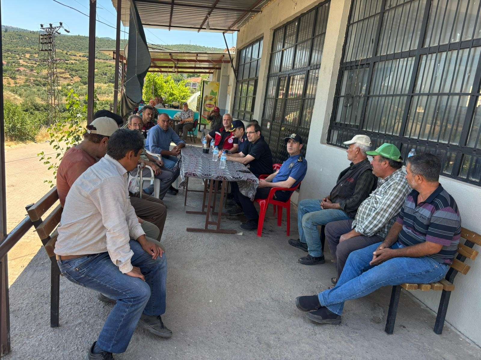 Salihli Kaymakamı Güldoğan, yangından etkilenen mahalleleri ziyaret etti