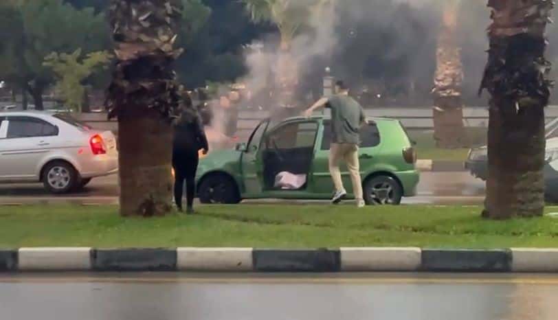 Seyir halindeki otomobil alev aldı