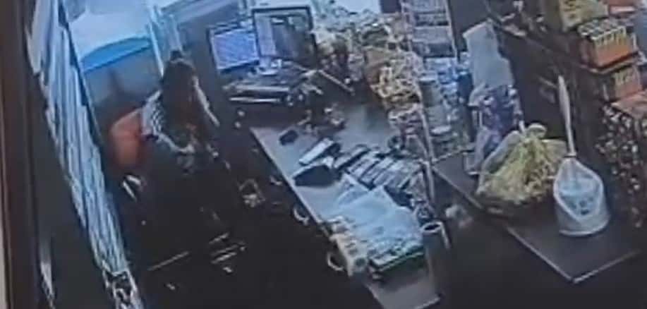 Kucağındaki bebeğe aldırmadan defalarca bıçakladı