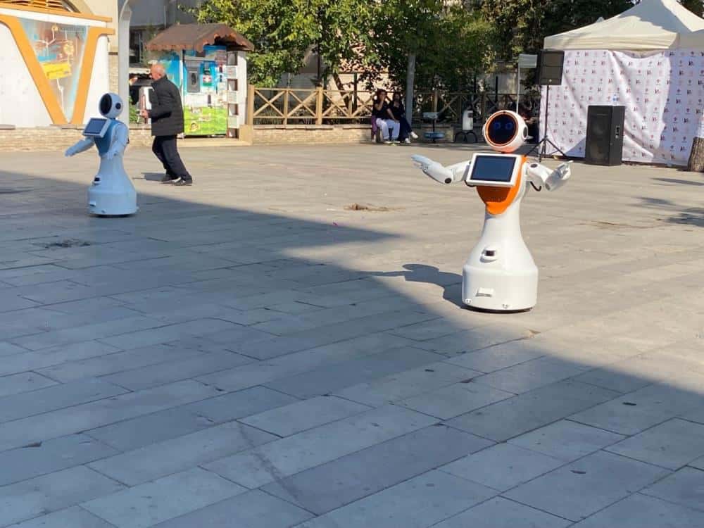 Bilim Şenliği'nde renkli açılış ! Robotlar zeybekle selamladı