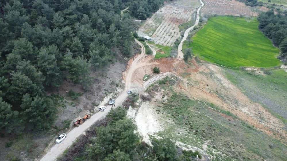 Çöken Yol Çiftçiyi Vurdu ! Tarlaya Ulaşım Yok