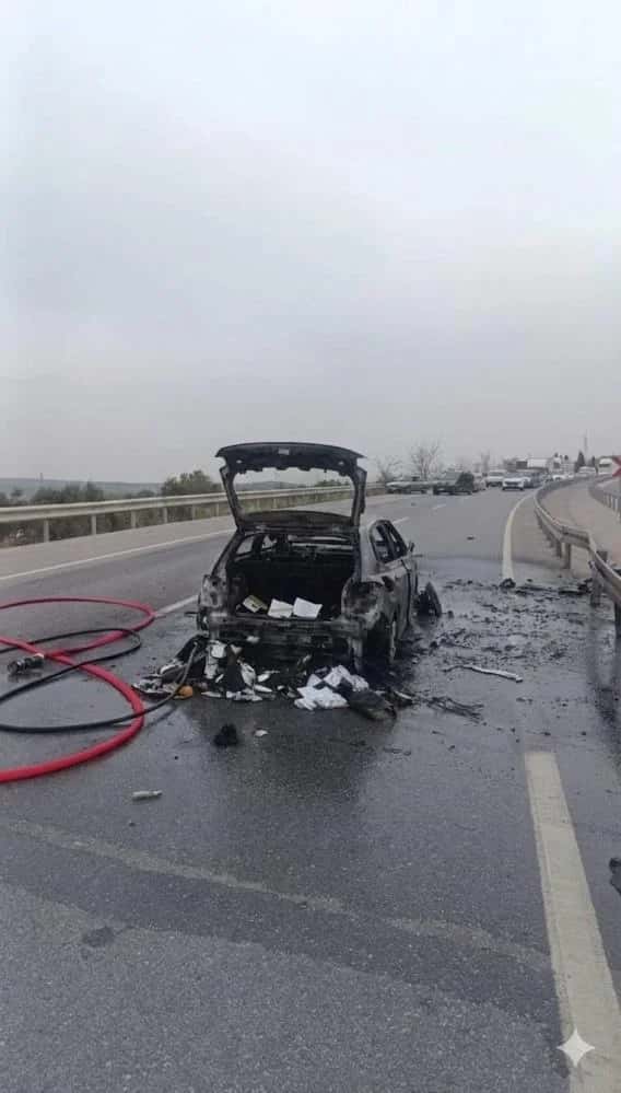 Otomobil önce bariyerlere çarptı sonra alev alev yandı