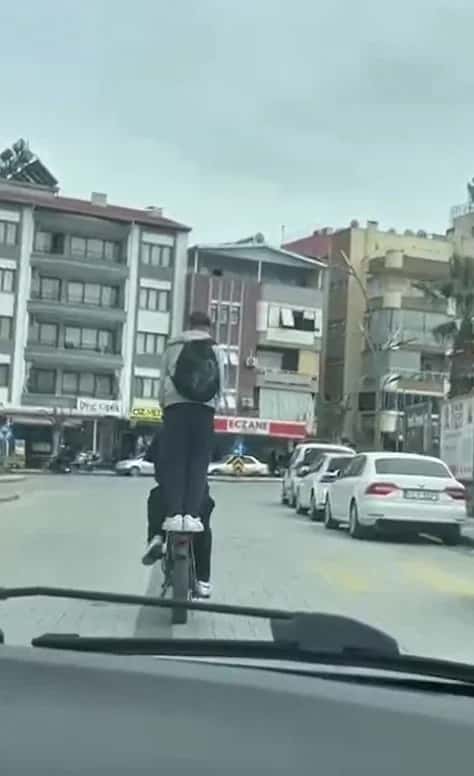 Salihli’de tehlikeli görüntü... Gençler hayatını riske atıyor