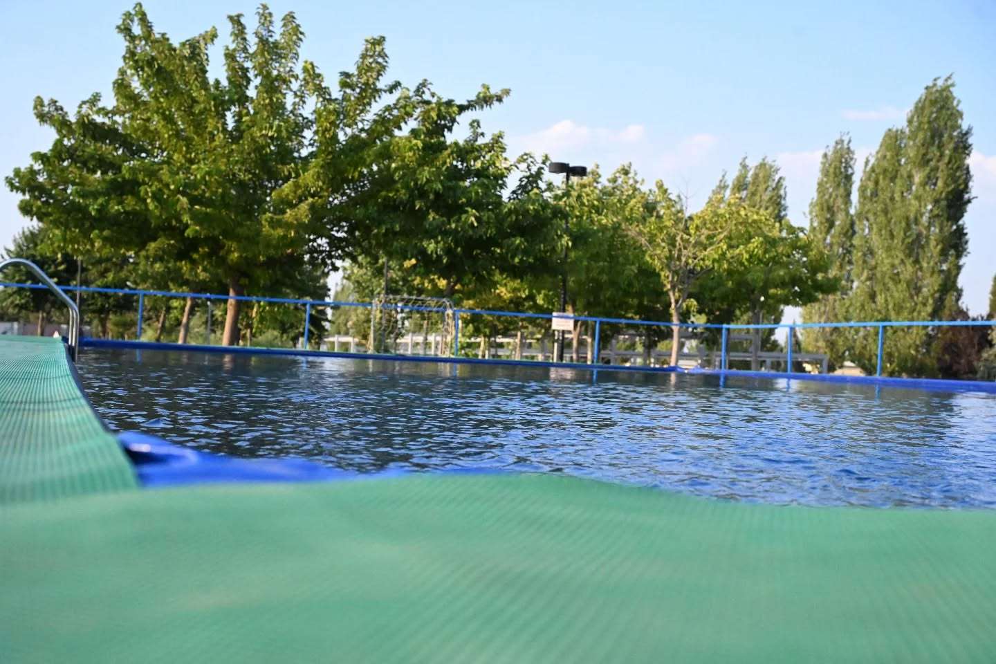 Salihli’de çocuklar için ücretsiz portatif yüzme havuzu