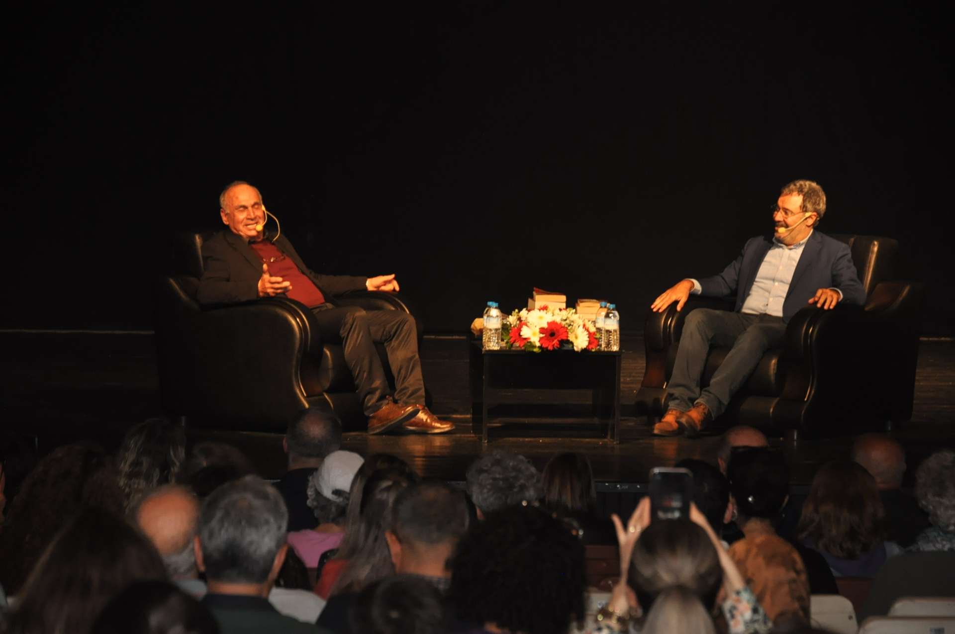 Kaleminden hikâyeler taşan yazar... Salihli’de edebiyatın kalbi Ahmet Ümit’le attı