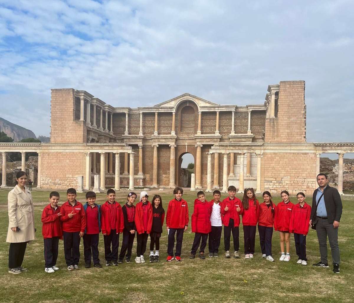 Özel Salihli Koleji öğrencileri Sart Antik Kent’te tarihe yolculuk yaptı