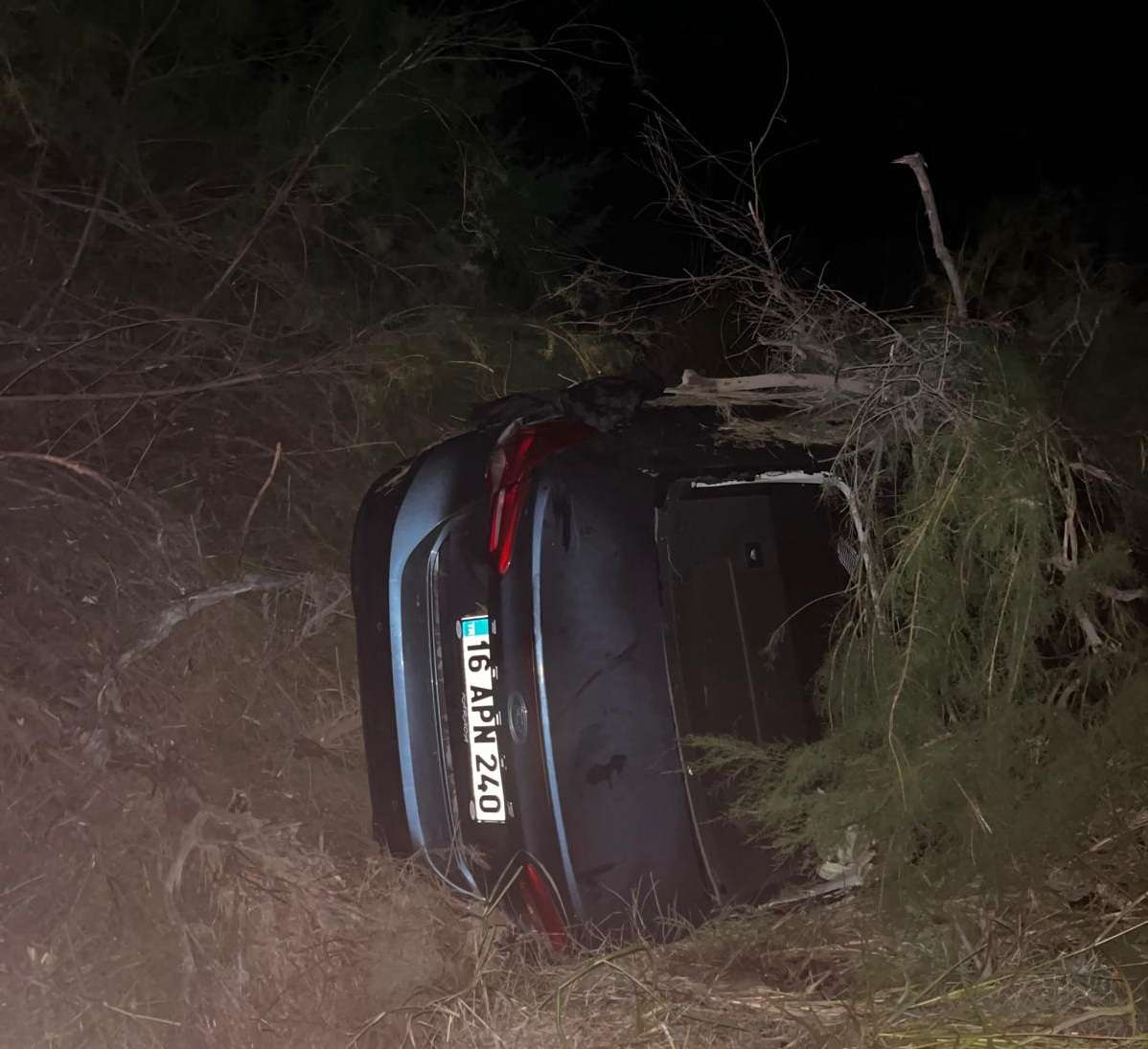 Salihli'de otomobil tarlaya uçtu: 19 yaşındaki sürücü ölümden döndü