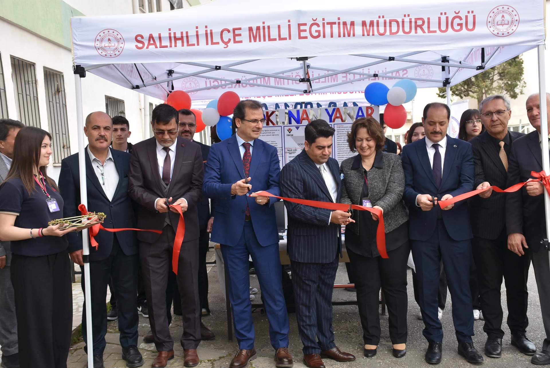 Salihli’de TÜBİTAK 4006 Bilim Fuarı açıldı