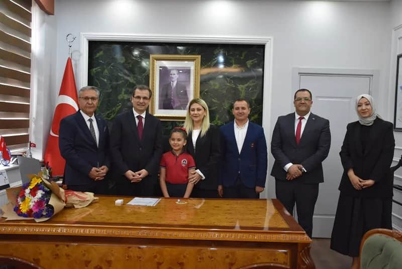 Salihli’de 23 Nisan coşkusu: Minik öğrenci temsili kaymakam oldu