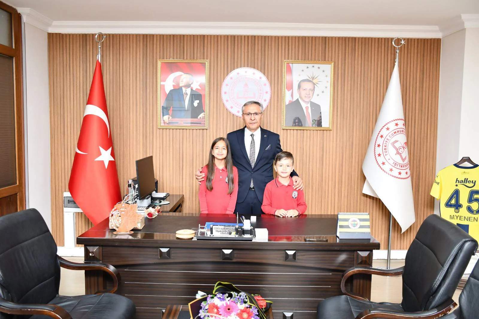 Salihli'de 23 Nisan’da koltuk, Mira ve Miraç Şener kardeşlere teslim