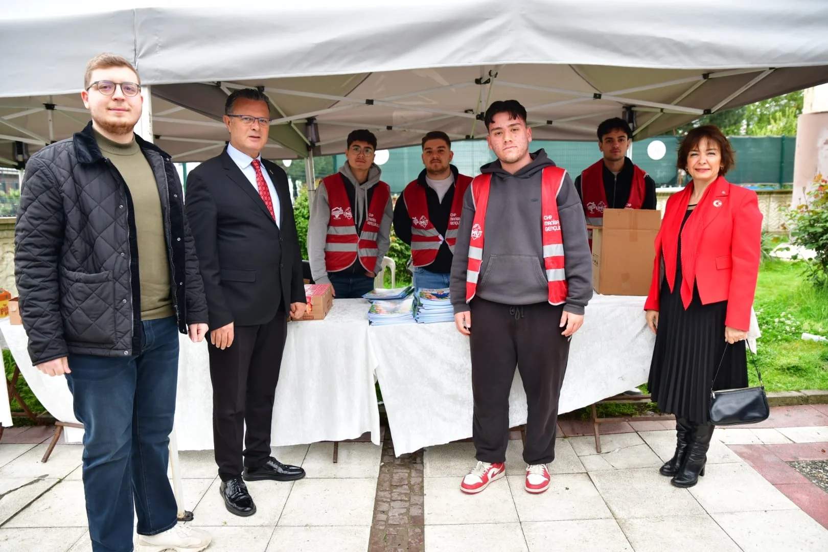 Çocuklara boyama kitabı ve ikram dağıtıldı