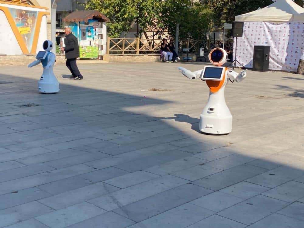 Bilim Şenliği'nde renkli açılış ! Robotlar zeybekle selamladı