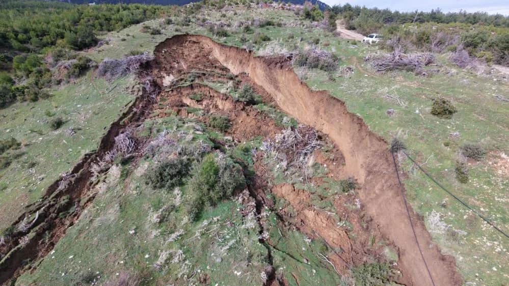 Çöken Yol Çiftçiyi Vurdu ! Tarlaya Ulaşım Yok