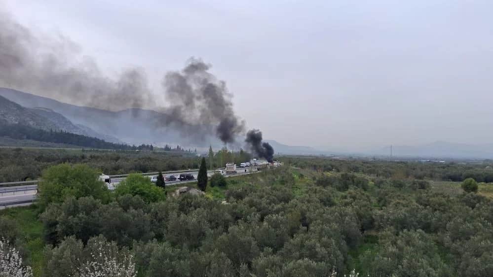 Otomobil önce bariyerlere çarptı sonra alev alev yandı