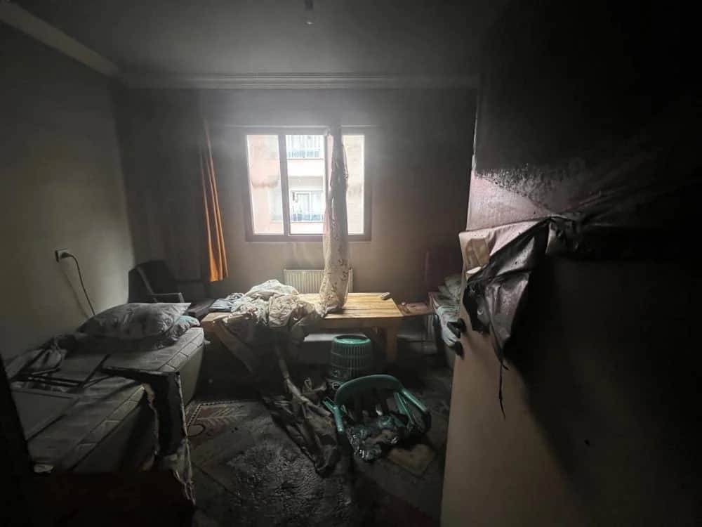 Dairesini Ateşe Verdi, Kaçarken Mahalleli Yakaladı