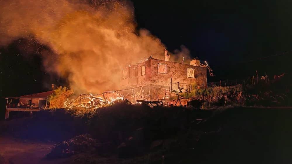 Alevler evi sardı: Mahalle seferber oldu