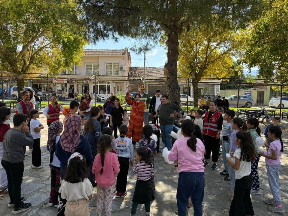 Kız çocukları için anlamlı buluşma: CHP Salihli yüzleri güldürdü