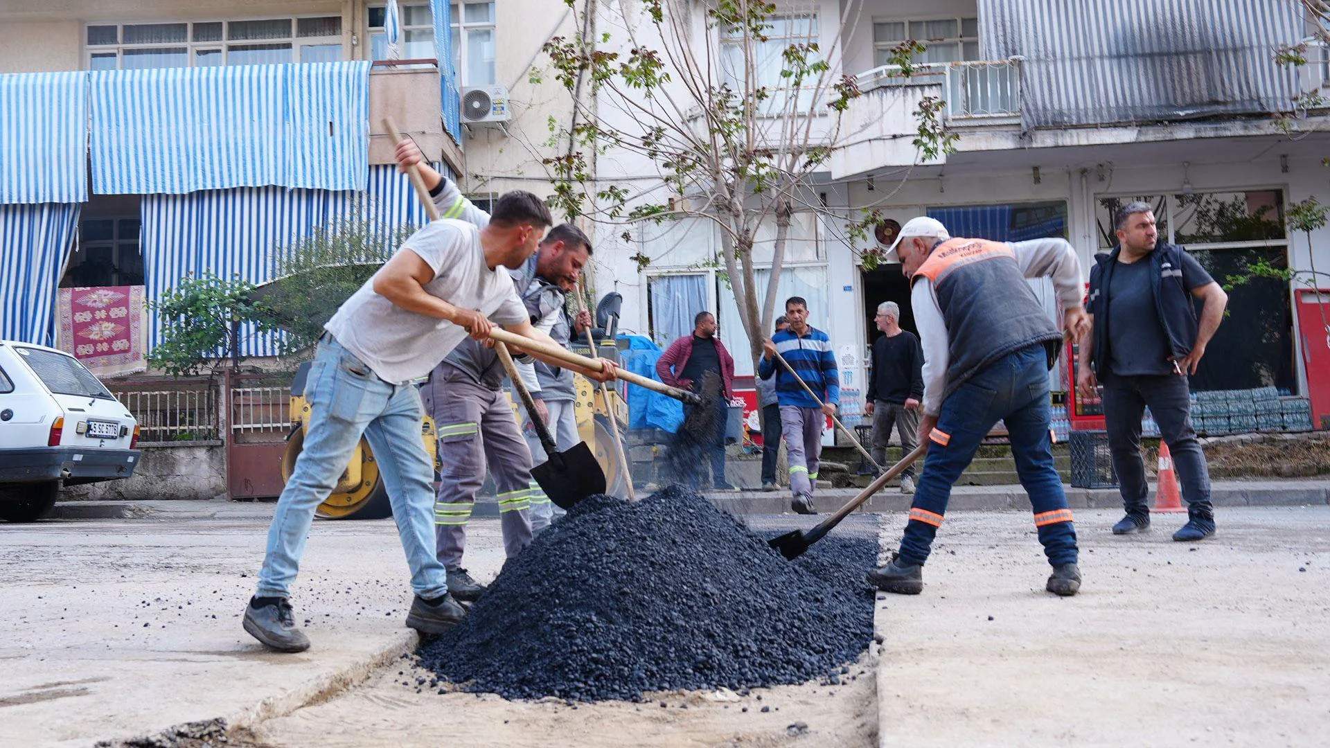 Salihli’de bozulan yollar tek tek onarılıyor