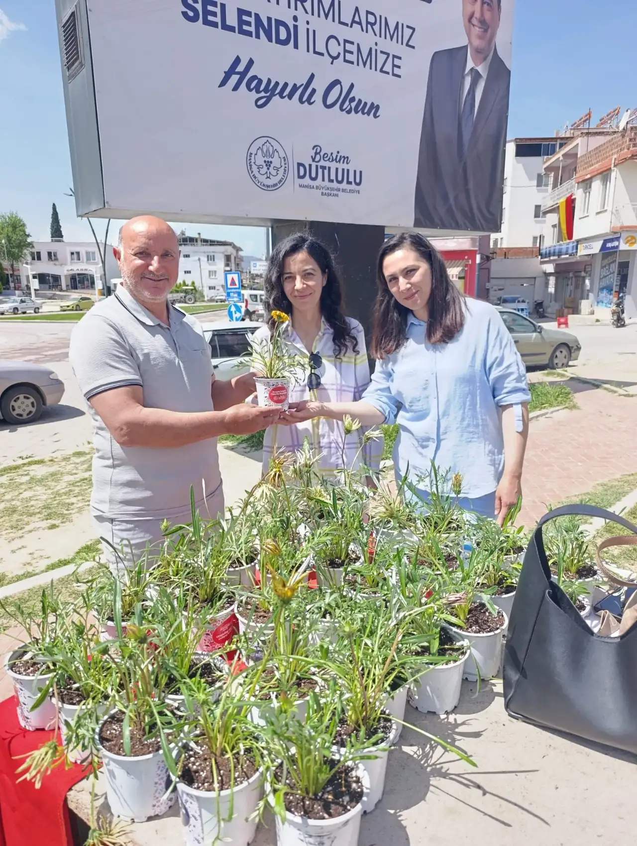 Selendi’de üreten kadınlara çiçekli kutlama