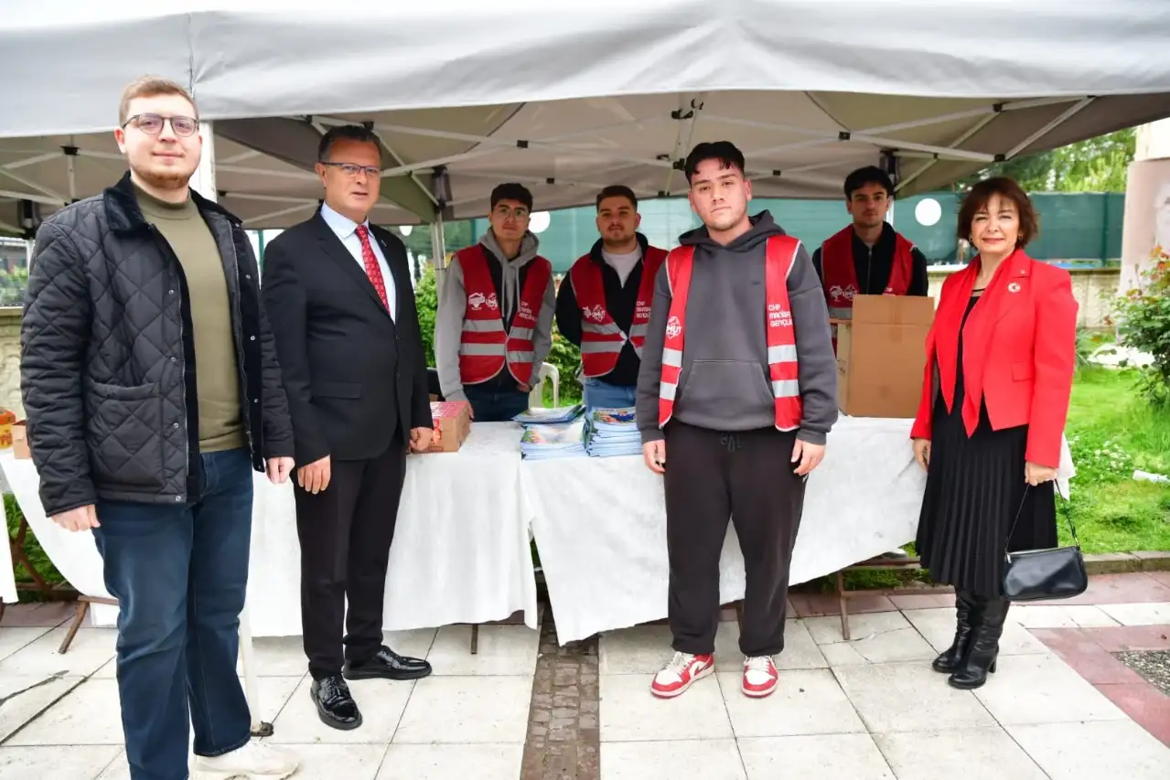 Çocuklara boyama kitabı ve ikram dağıtıldı
