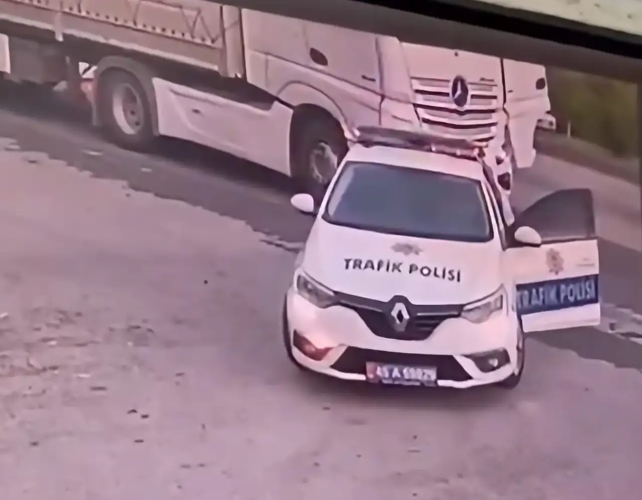 Salihli’de 'dur' ihtarına uymayan tır sürücüsü polisi yaraladı