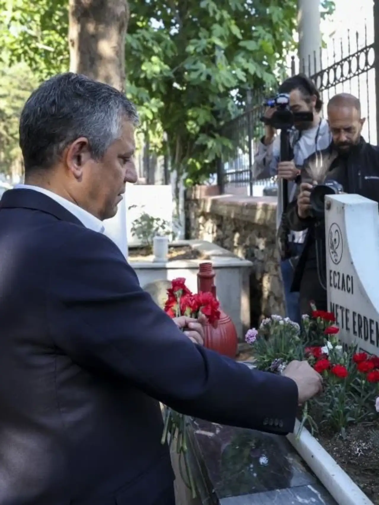 Özgür Özel Manisa’da şehitlik ve Ferdi Zeyrek’in mezarını ziyaret etti