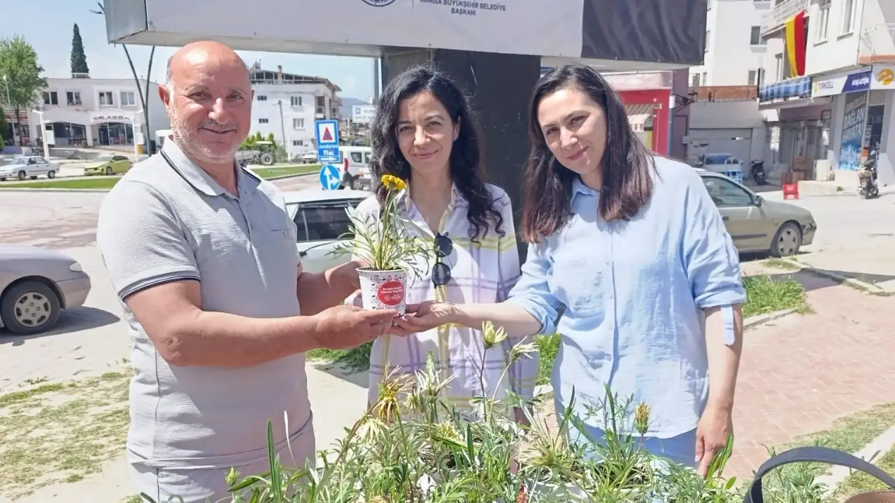 Selendi’de üreten kadınlara çiçekli kutlama