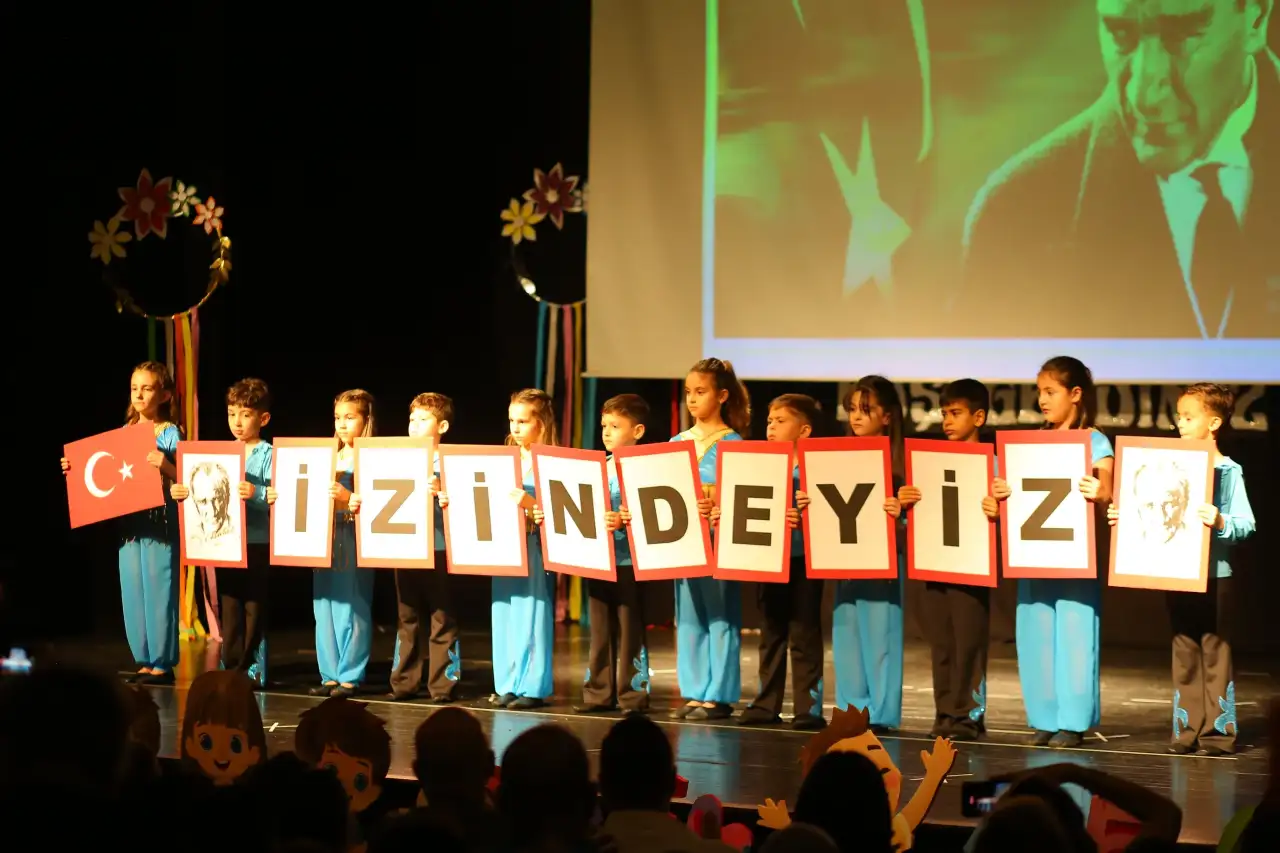 Minik öğrenciler sahnede yıldız gibi parladı