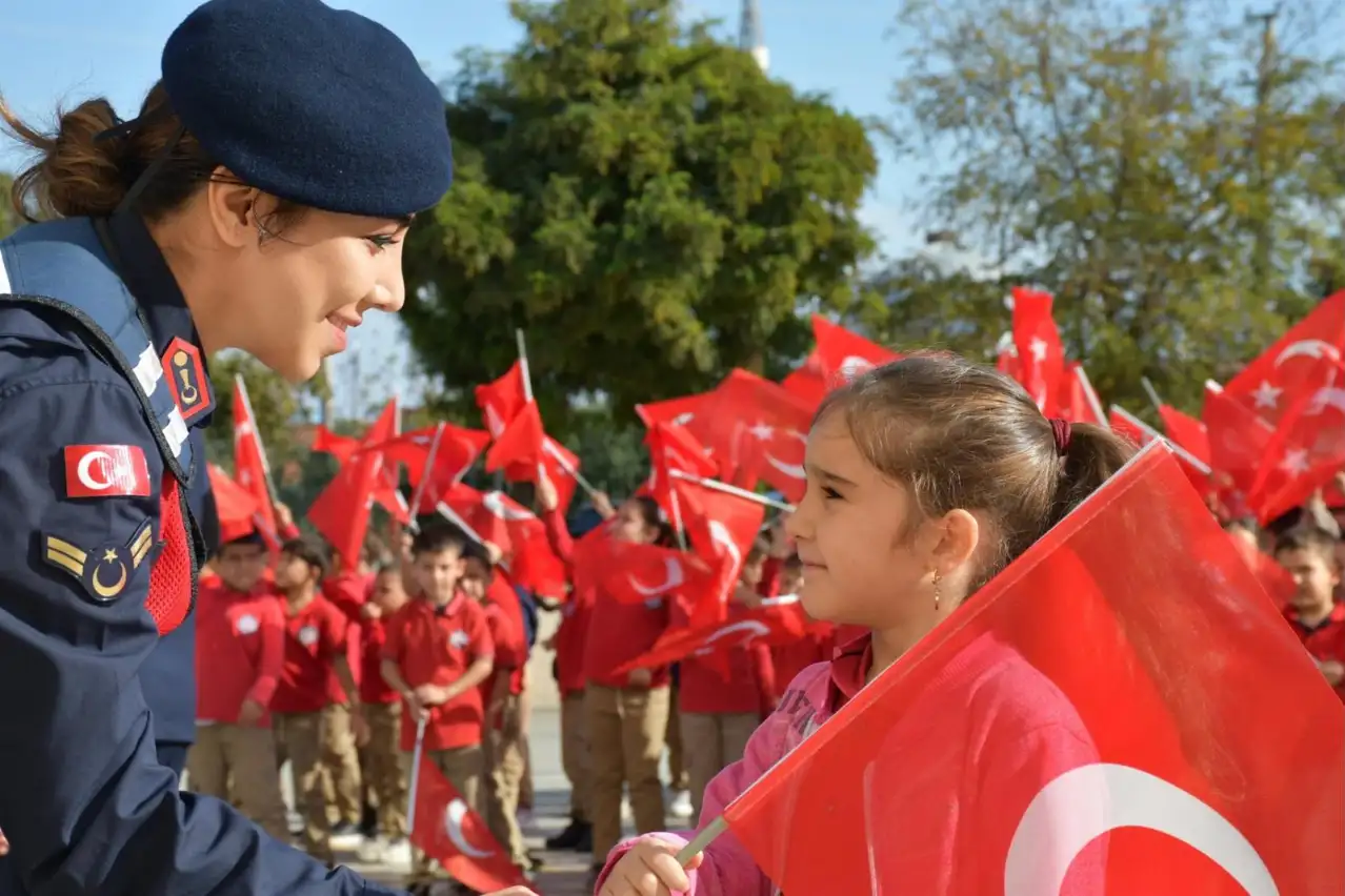 Jandarmadan minik yüreklere bayraklı Cumhuriyet sürprizi !