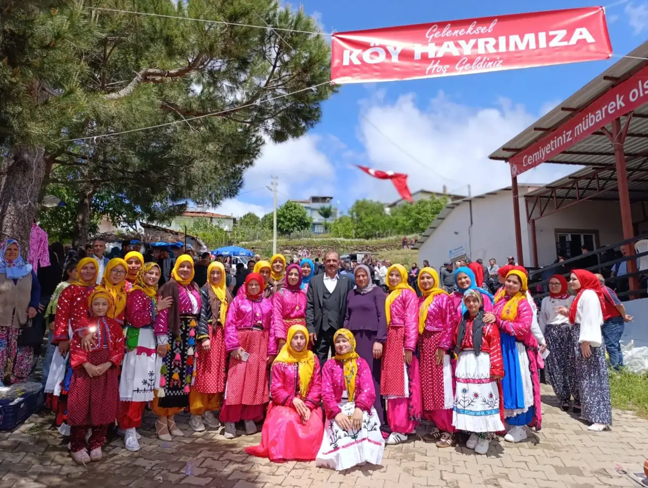 Gördes Köseler’de Geleneksel Köy Hayrı Yoğun Katılımla Gerçekleşti
