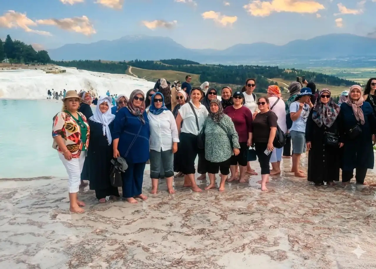 Selendili Kadınlardan Pamukkale Çıkarması! Tarih, Doğa ve Eğlence Bir Arada