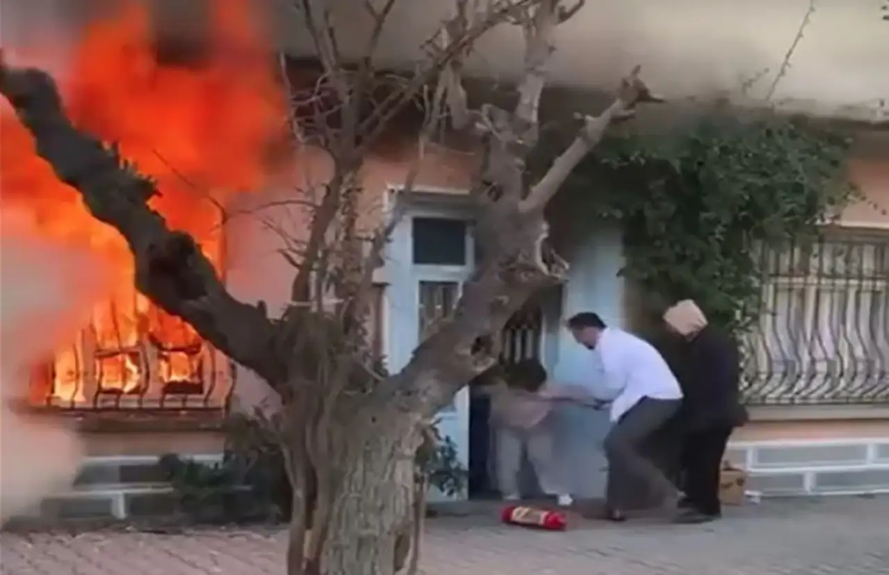 Kedisini kurtarmak için alevlerin içine daldı