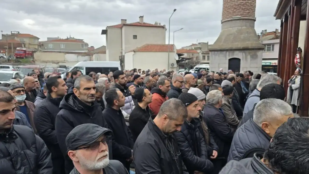 Tarihi çınar 112 yaşında hayatını kaybetti