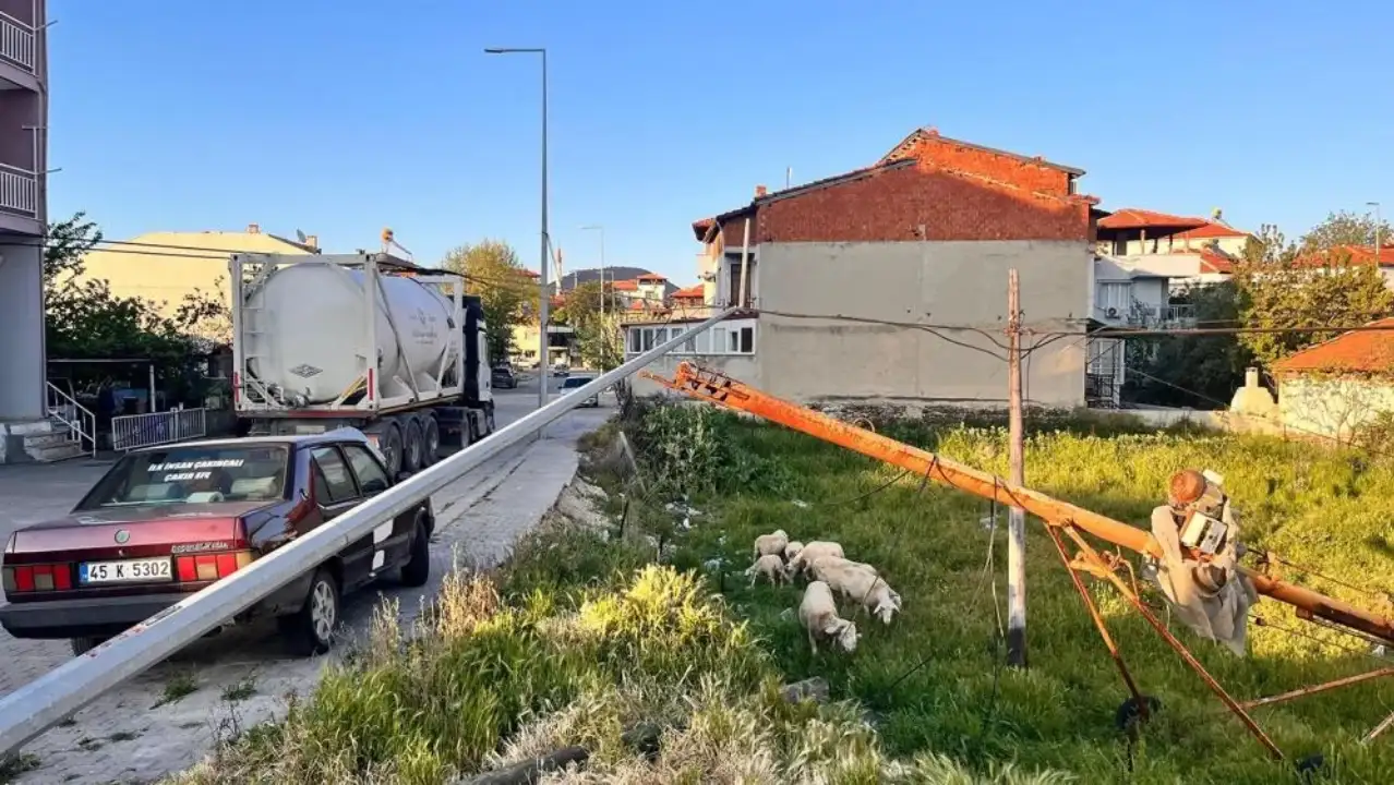 Saniyeler içinde oldu! Cadde üzerindeki direkler devrildi