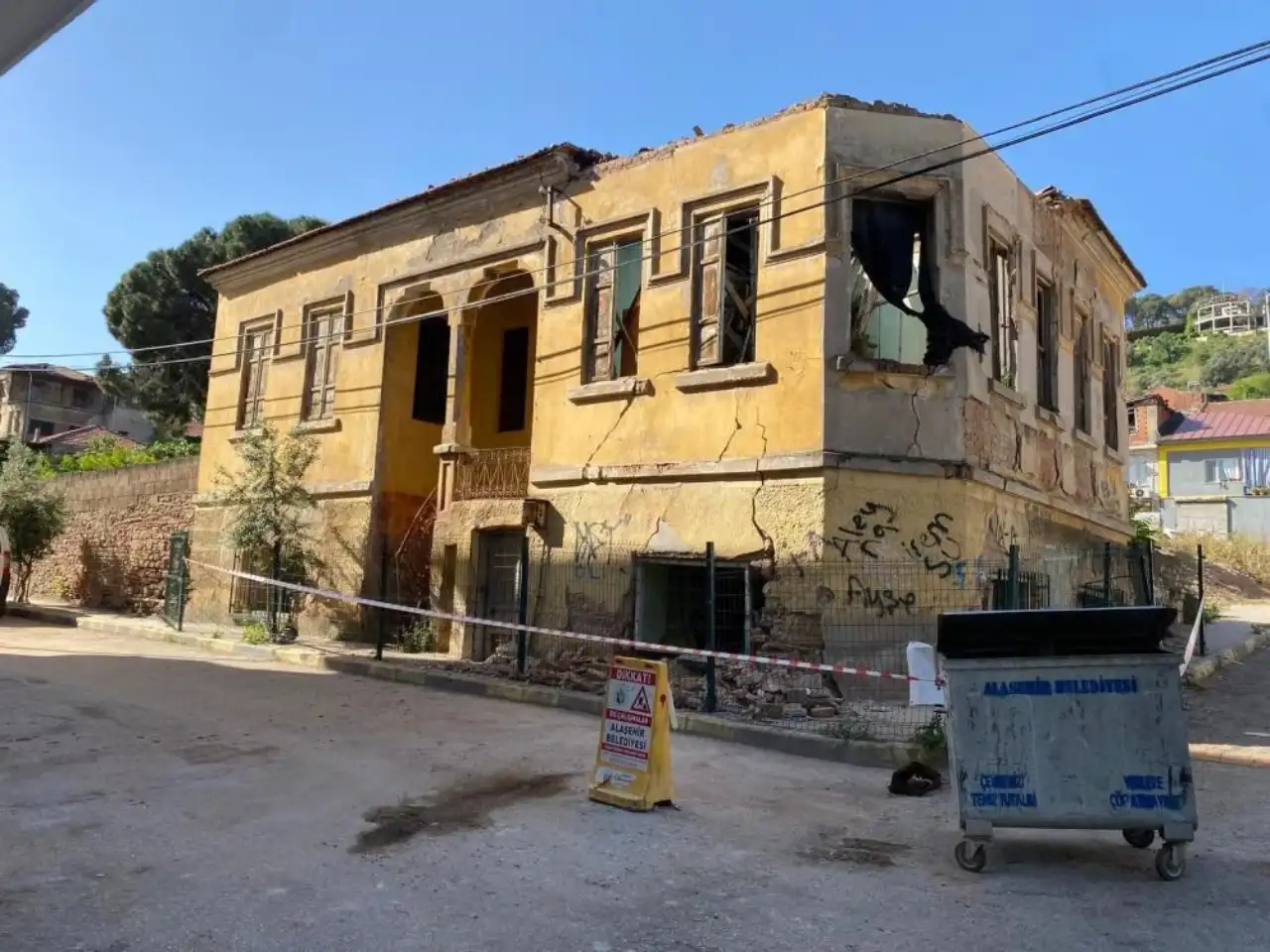 Çatısı ve duvarları çöken tarihi bina kokuttu