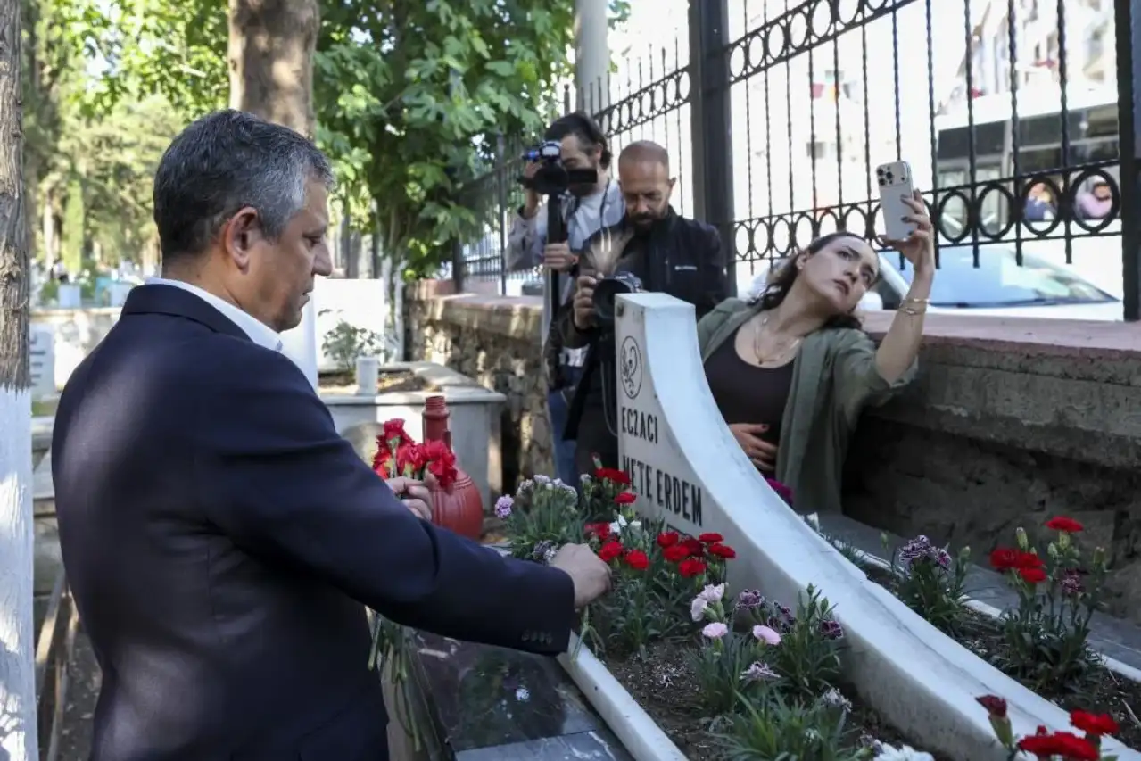 Özgür Özel Manisa’da şehitlik ve Ferdi Zeyrek’in mezarını ziyaret etti