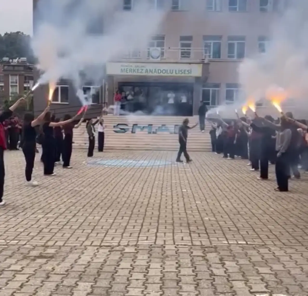 Salihli'de Meşaleler Metin Öğretmen İçin Yandı