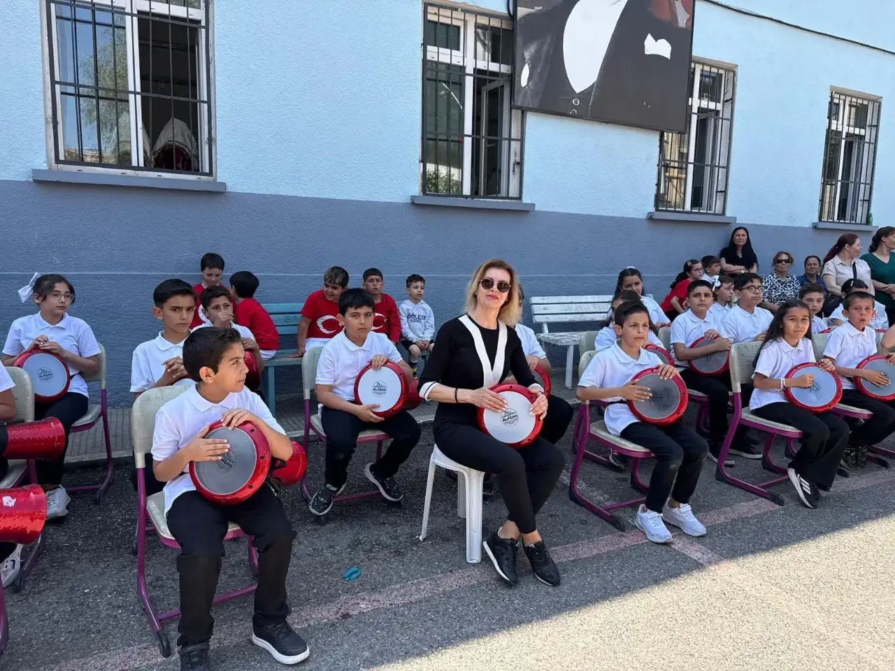 Beşeylül İlkokulu Öğrencilerinden Bahar Şenliğinde Renkli Performans