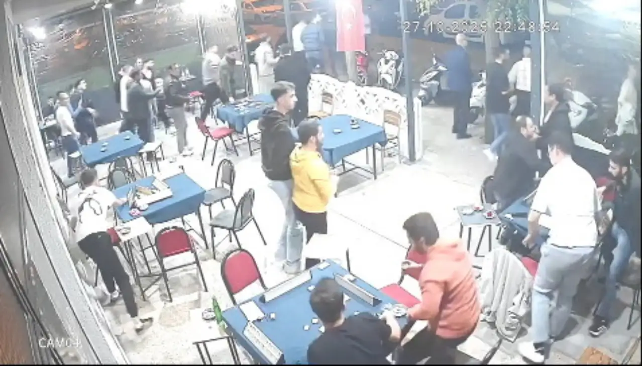 Masalar sallandı, taşlar dağıldı! Depreme okey oynarken yakalandılar