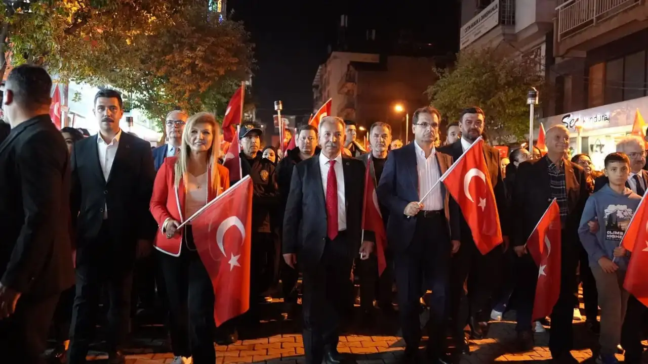 Meşalelerle aydınlanan gece ! Salihlililer Cumhuriyet için yürüdü