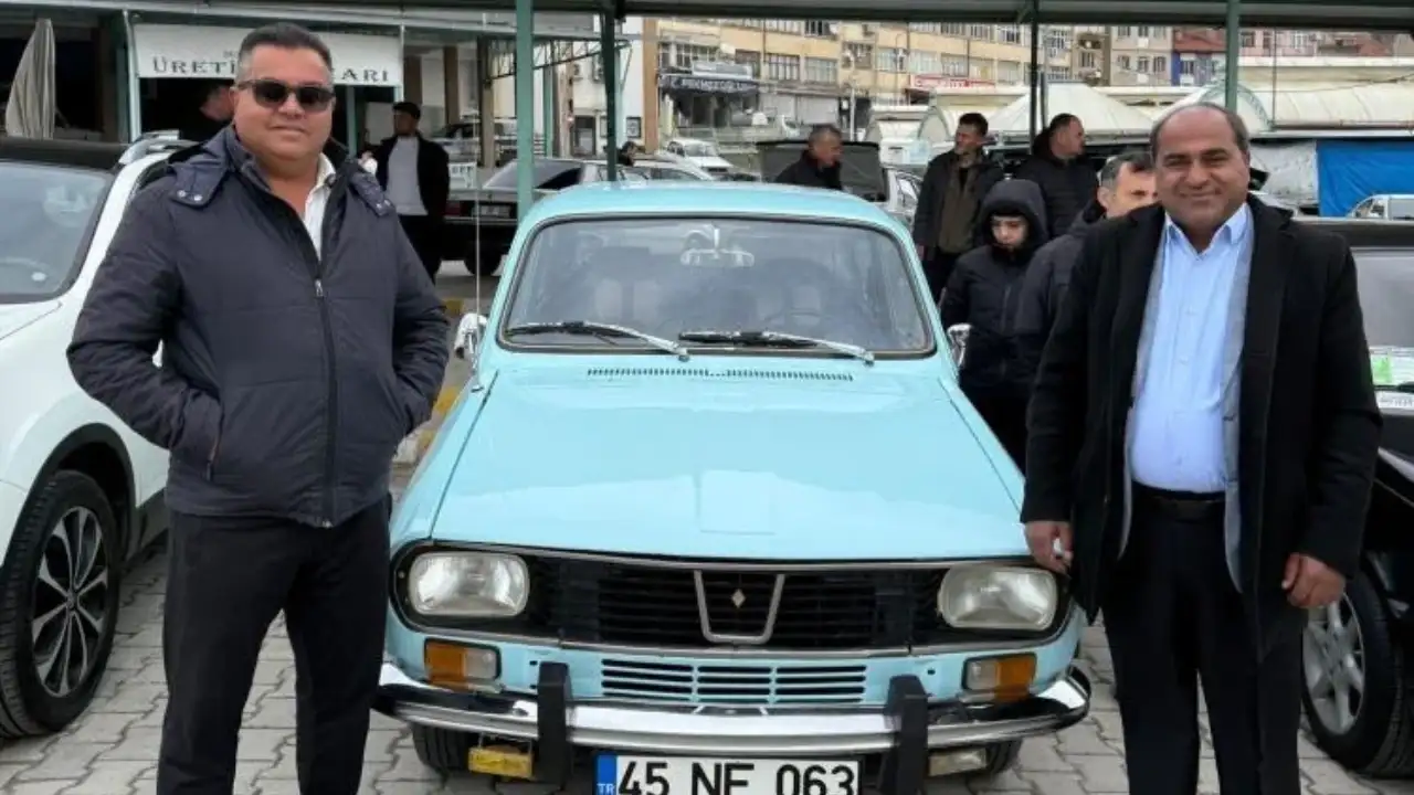 Olay araç ! Salihli'den Demirci'ye giden 1974 model R12 anında satıldı...