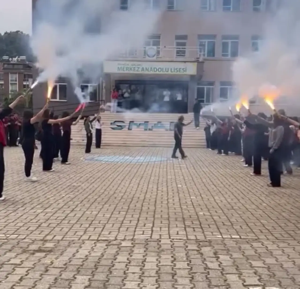 Salihli'de Meşaleler Metin Öğretmen İçin Yandı