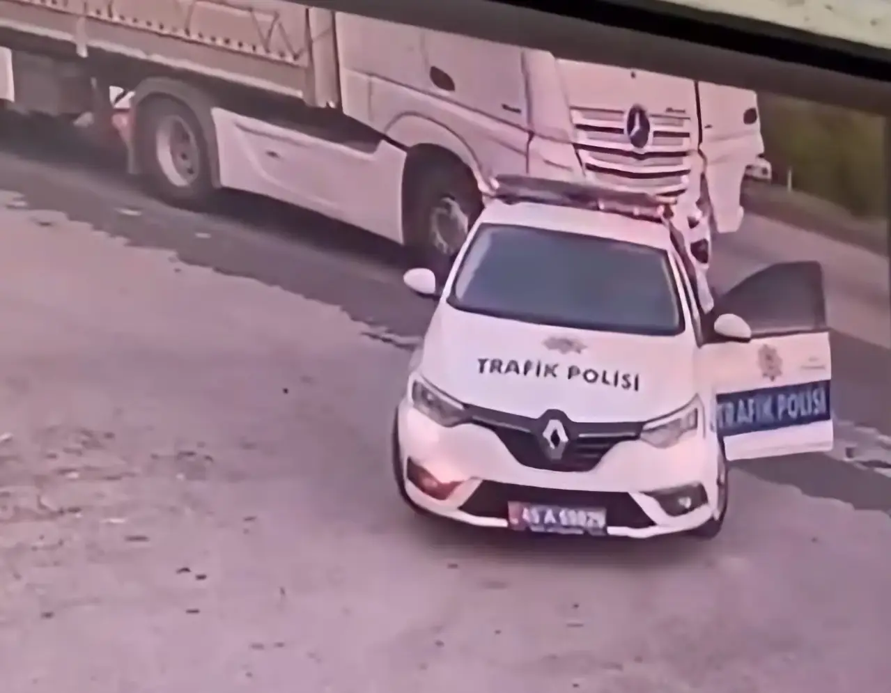 Salihli’de 'dur' ihtarına uymayan tır sürücüsü polisi yaraladı