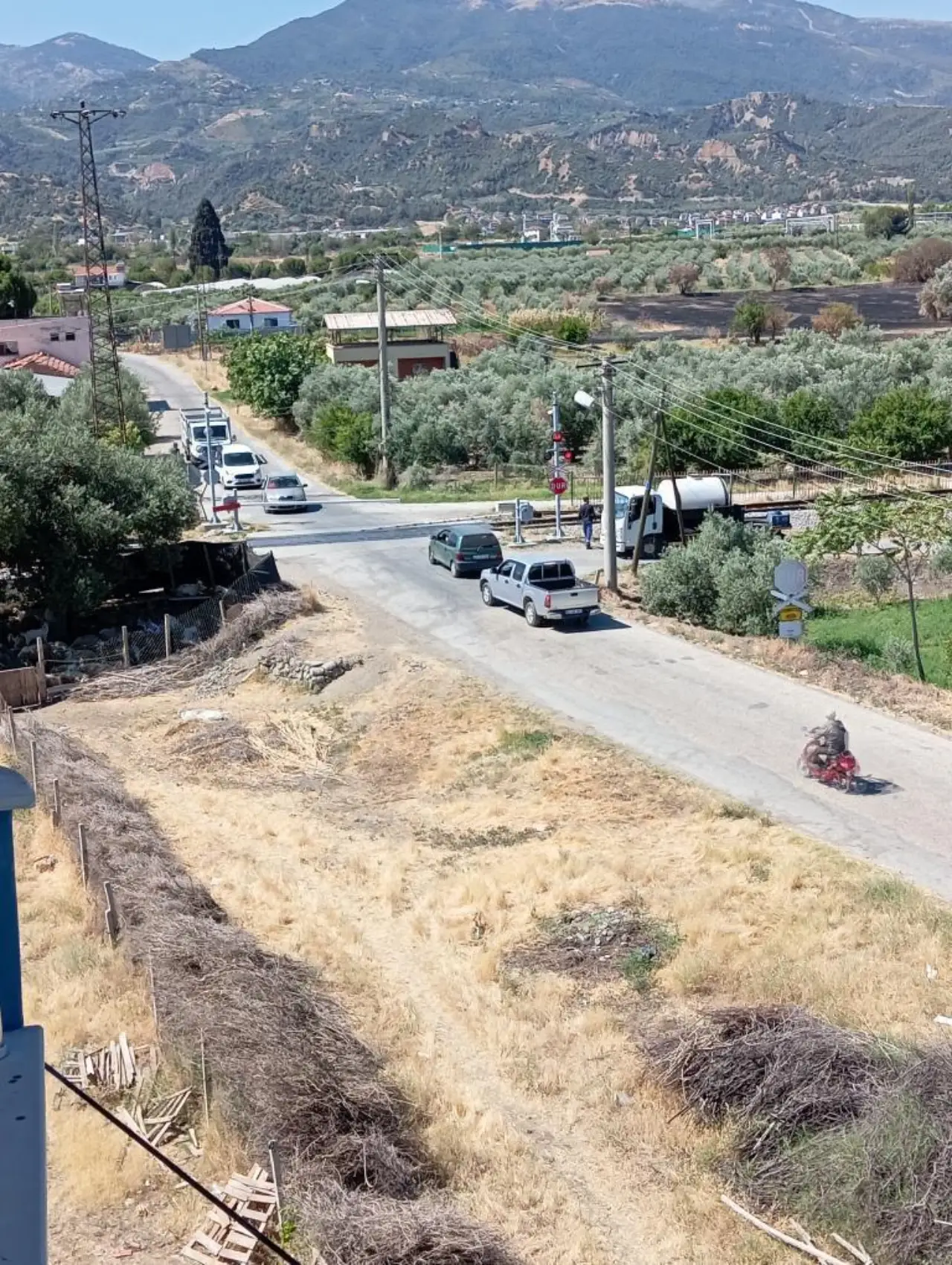 Salihli’de sürekli arızalanan bariyerlere tepki